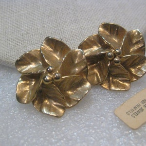 Vintage Gold Tone Renee Jewels Floral Clip Earrings by Bob Henfield, with tag image 3