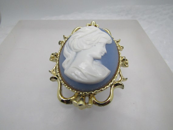 Vintage Blue & White Cameo Brooch, Signed Gerry's… - image 2