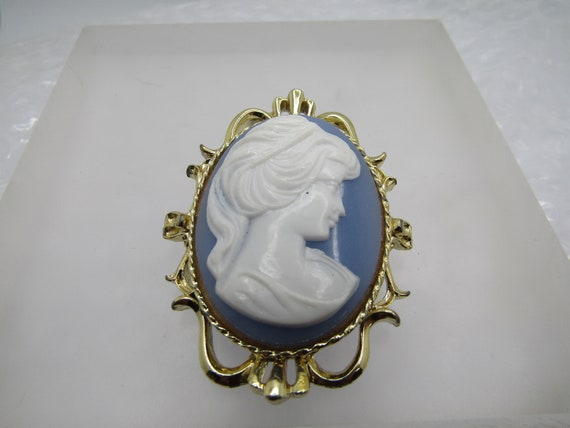 Vintage Blue & White Cameo Brooch, Signed Gerry's… - image 3