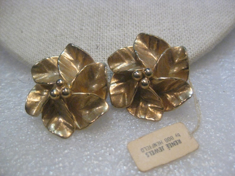 Vintage Gold Tone Renee Jewels Floral Clip Earrings by Bob Henfield, with tag image 4