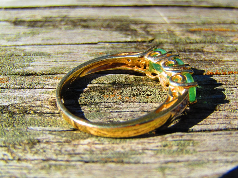 Diamond Accents. Size 7 1.25 tcw 3 stones Vintage 10kt Emerald Green Ring