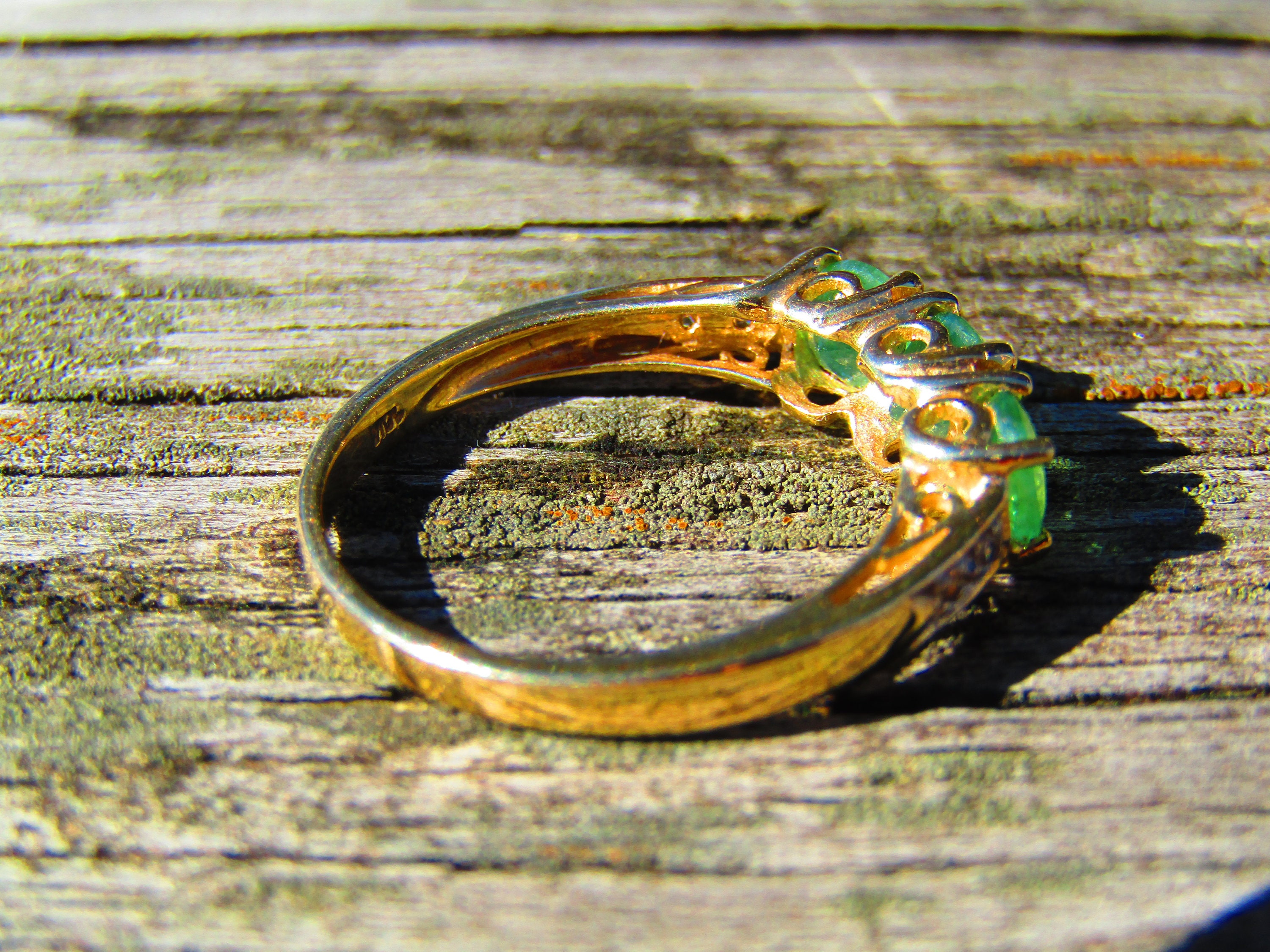 Diamond Accents. Size 7 1.25 tcw 3 stones Vintage 10kt Emerald Green Ring