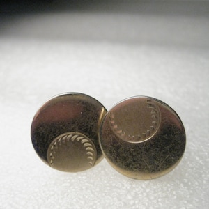 Vintage 1960&#39;s Art Deco Unisex Goldtone Cuff Links, Round, Etched Baseball-like Design, 3/4&quot;