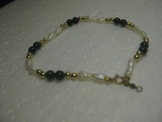 Vintage 14kt Gold Clasp and Bead Fresh Water Pearl Bracelet with Black Beads, 7", 2.46 grams total weight, 3mm wide.