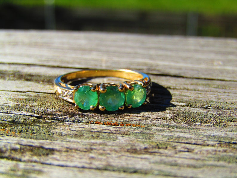 Diamond Accents. Size 7 1.25 tcw 3 stones Vintage 10kt Emerald Green Ring