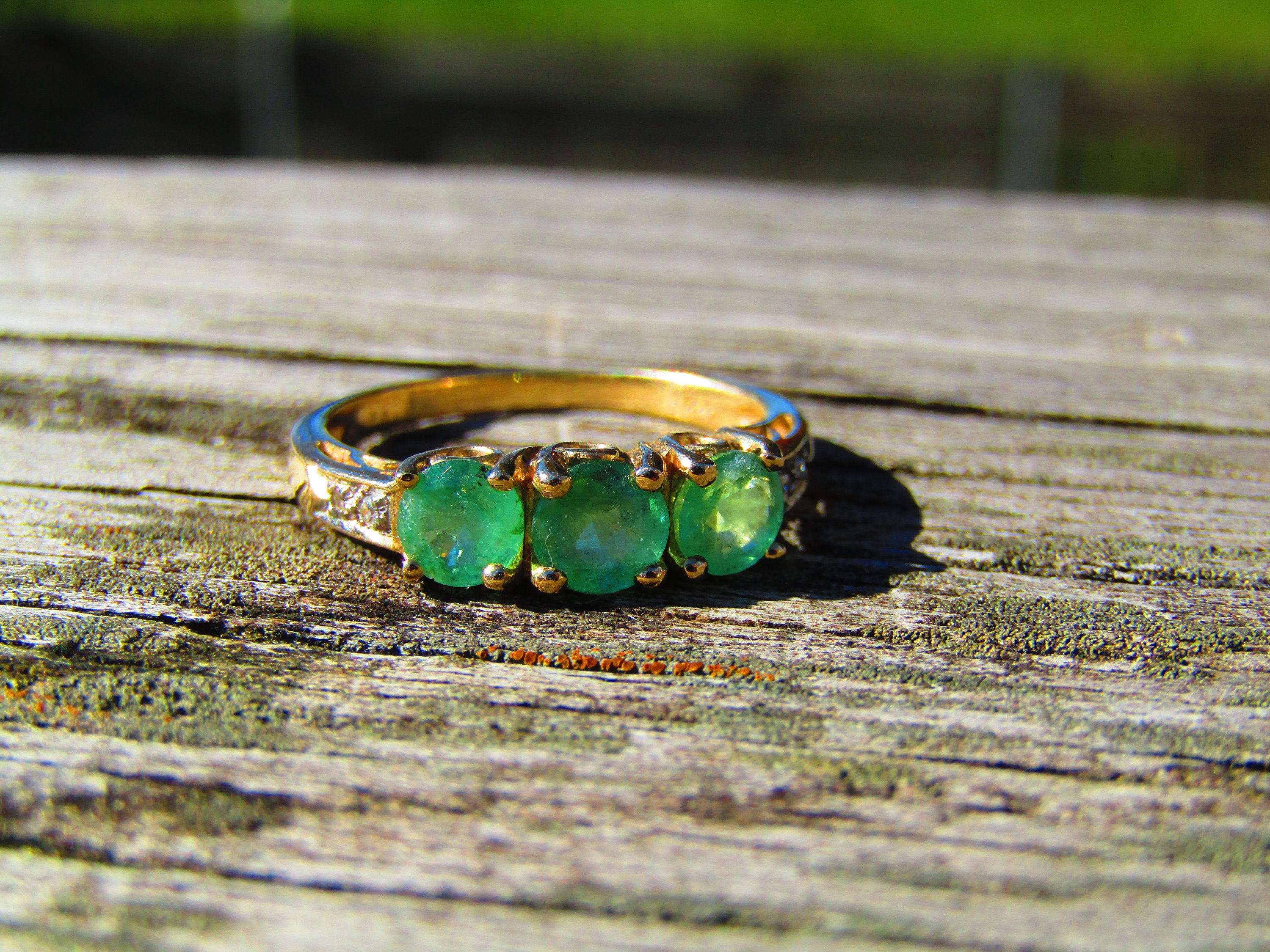 Diamond Accents. Size 7 1.25 tcw 3 stones Vintage 10kt Emerald Green Ring