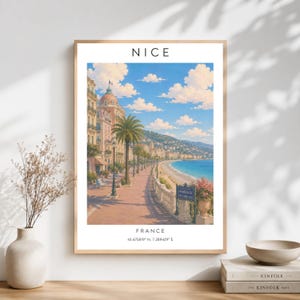 Könnte beinhalten: Ein vertikaler Wandkunstdruck mit einer malerischen Illustration von Nizza, Frankreich. Das Bild zeigt eine Küstenpromenade mit Palmen, historischen Gebäuden, einem blauen Meer und einem klaren Himmel mit Wolken. Der Text NICE, FRANCE und Koordinaten sind sichtbar.