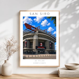 Könnte beinhalten: Ein vertikaler Wandkunstdruck, der das San Siro Stadion in Mailand, Italien, zeigt. Das Bild zeigt das Äußere des Stadions mit roten Trägern, Betonpfeilern und Bannern. Der Text umfasst SAN SIRO, AC MILAN und 45.478080 N, 9.124000 E.