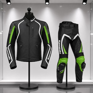 Könnte beinhalten: Ein schwarzes Motorradjacken- und Hosen-Set mit grünen und weißen Akzenten. Die Jacke hat einen Stehkragen, Reißverschlusstaschen und das Kawasaki-Logo auf den Ärmeln. Die Hose verfügt über Knieschützer und das Kawasaki-Logo am Bein.