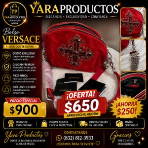 Puede incluir: Un bolso bandolera de terciopelo rojo con un gran emblema de cruz adornado con cristales rojos. El bolso incluye una correa de cadena plateada, varios compartimentos interiores y tarjetas y etiquetas de la marca Versace en negro.