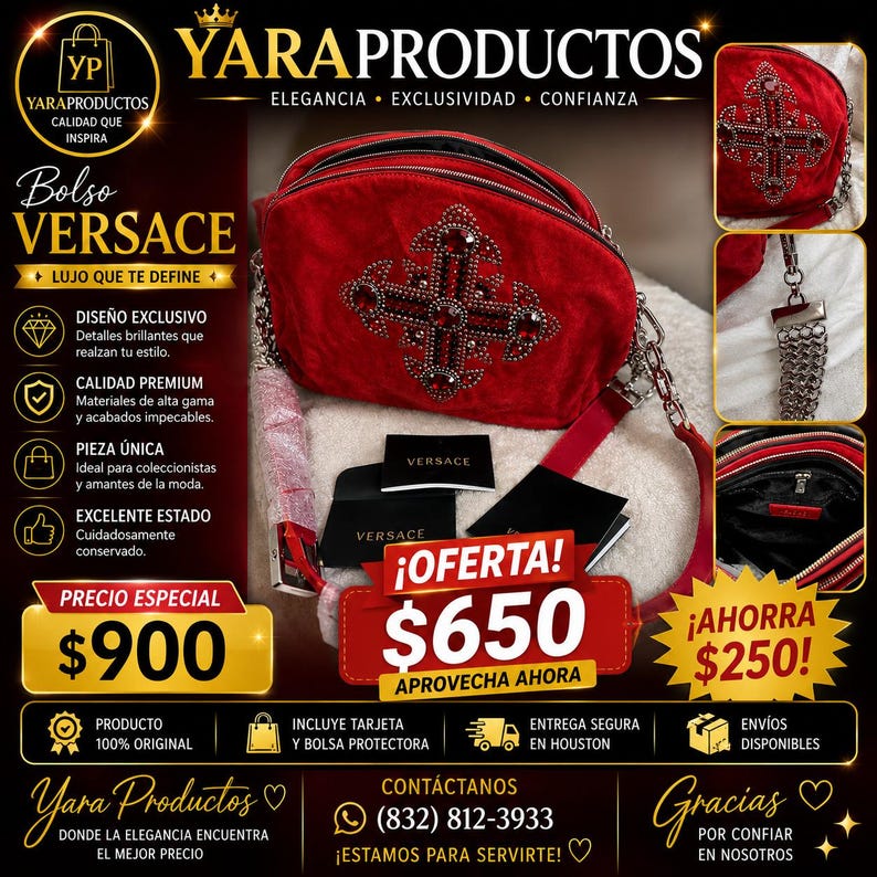 Puede incluir: Un bolso bandolera de terciopelo rojo con un gran emblema de cruz adornado con cristales rojos. El bolso incluye una correa de cadena plateada, varios compartimentos interiores y tarjetas y etiquetas de la marca Versace en negro.