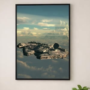 Puede incluir: Una impresión de arte mural enmarcada que representa una nave espacial gris y circular con una cabina y una antena parabólica volando sobre una capa de nubes, con picos montañosos nevados visibles bajo un cielo azul claro con nubes.