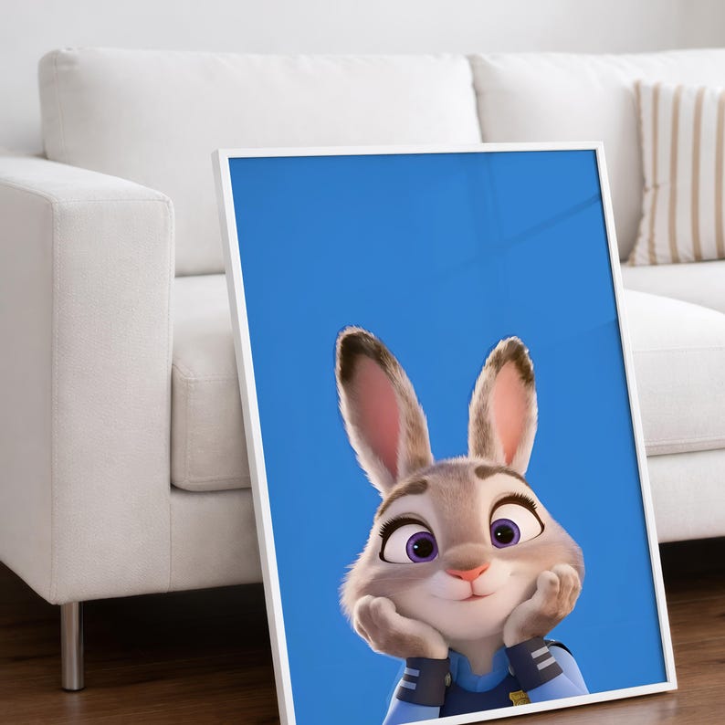 Op de afbeelding: Een ingelijste kunstdruk met een cartoonkonijn met grote paarse ogen en lange oren, rustend met de kin op de handen. Het personage draagt een blauw uniform met een gouden badge tegen een effen, felblauwe achtergrond.