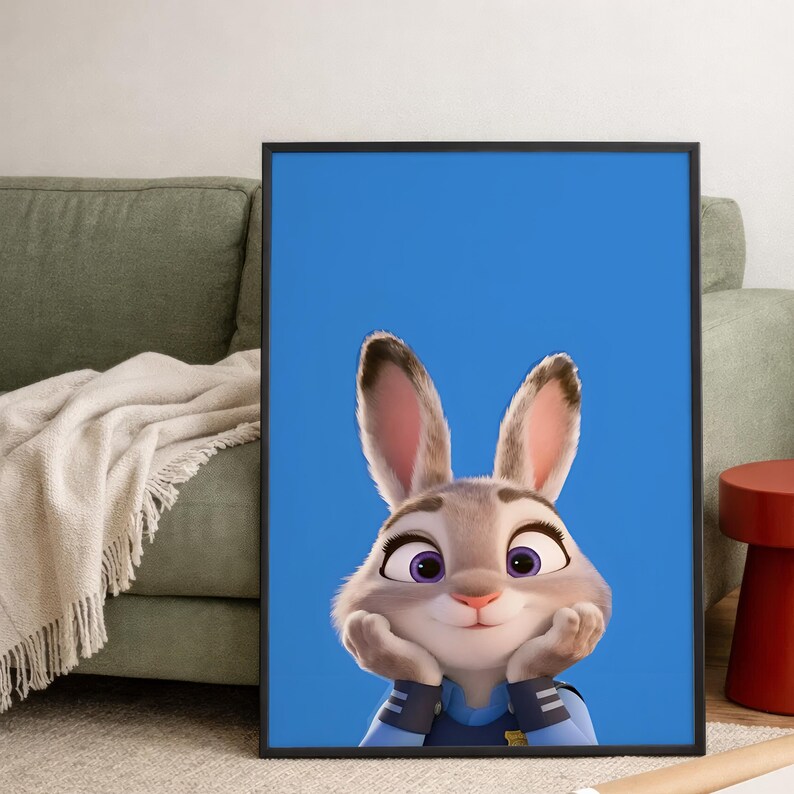 Op de afbeelding: Een ingelijste verticale wandkunstprint met een cartoonkonijn met grijze vacht, grote paarse ogen en lange oren, gekleed in een blauw uniform. Het konijn rust met zijn kin op zijn pootjes tegen een effen, levendige blauwe achtergrond.