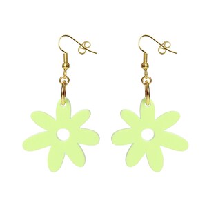 Pendientes flower power single drop en pistacho. Lindos pendientes verde pastel. Estilo de festival Cottagecore