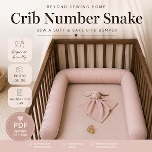 Puede incluir: Un patrón de costura en PDF para una Crib Number Snake, con un protector de cuna de tela rosa suave dentro de una cuna de madera. La imagen incluye texto: Beyond Sewing Home, Crib Number Snake, Sew a Soft & Safe Crib Bumper, Beginner friendly, Photo Guide, A4 / US Letter / A0, PDF Sewing Pattern, Step-by-step instructions, Custom size length, Perfect for baby showers & gifts.