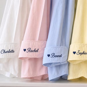 Camisa com punho bordado personalizado, camisa para madrinhas se arrumando, camisa de botão com nome personalizado, presente para o cortejo nupcial, roupa para o dia do casamento