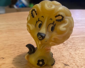 Pequeño león de goma