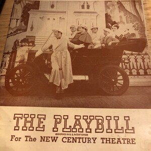 Puede incluir: Una foto vintage en blanco y negro de un grupo de personas en un automóvil. El automóvil es un modelo vintage con un volante grande y redondo. Las personas están vestidas con atuendos formales y sonríen. La foto está titulada "HIGH BUTTON SHOES" y "THE PLAYBILL" con el texto "REGISTERED IN U.S. PATENT OFFICE" y "For The NEW CENTURY THEATRE".