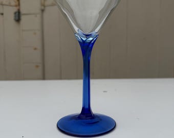 Single Clear Martini Glass mit einem lebhaften blauen Stiel und Basis