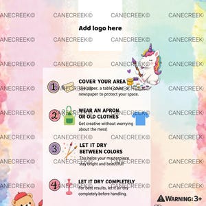 Könnte beinhalten: Eine Anleitung mit Aquarellhintergrund, illustriert mit einem Einhorn und einem Bären. Sie enthält fünf nummerierte Schritte für ein Bastelprojekt, Textfelder für Firmennamen und Logo sowie Sicherheitshinweise für Kinder ab 3 Jahren.