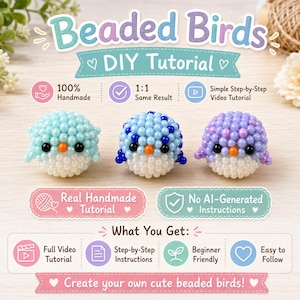 Könnte beinhalten: Eine DIY-Anleitung für Perlenvögel mit drei runden Vogelfiguren aus kleinen hellblauen, blauen und violetten Perlen. Das Bild enthält Text wie Beaded Birds, DIY Tutorial, 100% Handmade, Real Handmade Tutorial und What You Get.