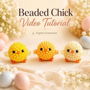 Könnte beinhalten: Drei kleine Perlenküken in Gelb, Orange und Creme, jeweils mit schwarzen Augen und orangefarbenen Füßen. Der Text lautet Beaded Chick Video Tutorial und Digital Download. Die Küken sind auf einer strukturierten Stoffoberfläche angeordnet.
