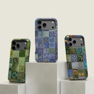 Puede incluir: Tres fundas para smartphone con una cuadrícula de azulejos cuadrados en relieve. La funda izquierda es de tonos verdes, la central de tonos azules y la derecha presenta una variedad multicolor de azulejos con motivos animales y naturales.