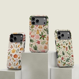 Könnte beinhalten: Drei Smartphone-Hüllen mit unterschiedlichen Mustern. Die linke Hülle zeigt Herbstblätter und Kürbisse. Die mittlere und rechte Hülle zeigen weihnachtliche Motive wie goldene Glocken, Stechpalmen, Tannenzweige, Zuckerstangen und sternförmige Kekse.