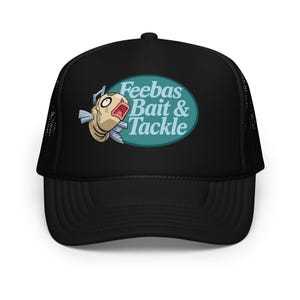 Puede incluir: Una gorra de camionero negra con un gráfico de un pez color canela con aletas azules y boca rosa. Junto al pez, un óvalo verde azulado contiene el texto blanco Feebas Bait & Tackle. La gorra tiene un panel frontal sólido y malla trasera.