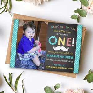 Little Man Moustache Bash Foto-Einladung zum 1. Geburtstag, bunte Tafel mit Polka Dots Design - individuelle, druckbare Party-Einladung