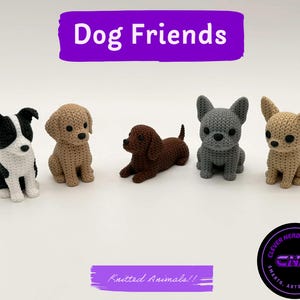 Peut inclure: Cinq petites figurines de chiens au crochet alignées. L'ensemble comprend un chien noir et blanc, un chien beige, un teckel marron, un bouledogue français gris et un chihuahua beige clair. Le texte Dog Friends et Knitted Animals est présent.