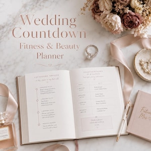 Könnte beinhalten: Ein offener Hochzeits-Countdown-Fitness- und Schönheitsplaner mit dem Text Wedding Countdown Fitness & Beauty Planner. Die Seiten zeigen eine Zeitleiste und einen Überblick. Ein Diamantring, ein Parfümflakon und Blumen liegen daneben.