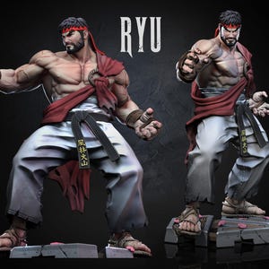 Könnte beinhalten: Eine detaillierte Sammlerfigur des Charakters Ryu mit muskulösem Körperbau, rotem Stirnband und weißem Karate-Gi mit schwarzem Gürtel, der japanische Schriftzeichen trägt. Die Figur trägt braune Handbandagen und Sandalen auf einem Steinsockel.