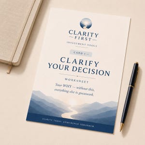 Könnte beinhalten: Ein rechteckiges Arbeitsblatt mit dem Titel CLARITY FIRST INVESTMENT TOOLS CARD 1 CLARIFY YOUR DECISION. Die Seite zeigt eine blaue Berglandschaftsgrafik, den Text Your WHY without this everything else is guesswork und CLARITY TODAY. CONFIDENCE TOMORROW.