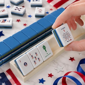 Juego de Mahjong Patriótico Americano de 160 fichas, juego de Mahjong acrílico del Día de la Independencia, regalo de Mahjong con la bandera de EE. UU. con comodines, fichas en blanco y tapete. imagen 1