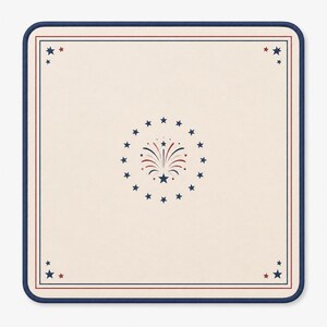 Puede incluir: Una alfombrilla de rat&oacute;n cuadrada con superficie color crema, borde azul oscuro y un fino marco interior rojo. El dise&ntilde;o incluye un gr&aacute;fico central de fuegos artificiales rodeado por un c&iacute;rculo de estrellas azul oscuro y estrellas en las esquinas.