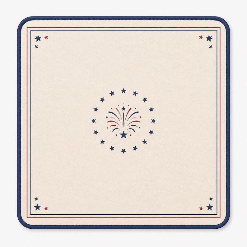 Puede incluir: Una alfombrilla de rat&oacute;n cuadrada con superficie color crema, borde azul oscuro y un fino marco interior rojo. El dise&ntilde;o incluye un gr&aacute;fico central de fuegos artificiales rodeado por un c&iacute;rculo de estrellas azul oscuro y estrellas en las esquinas.