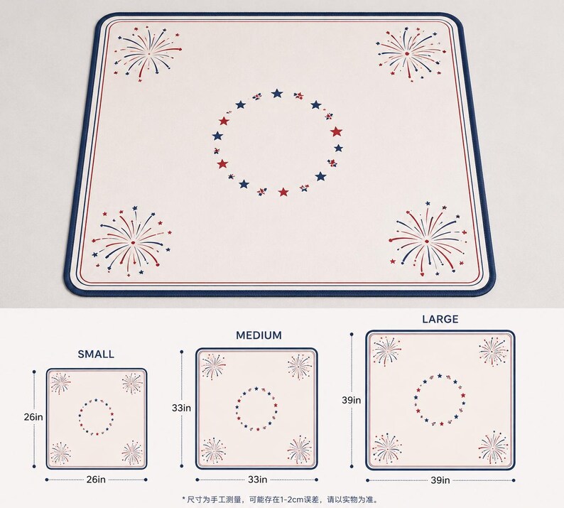 Puede incluir: Una alfombrilla cuadrada de color blanco roto con un borde azul oscuro, con ilustraciones de fuegos artificiales rojos y azules en las esquinas y un patr&oacute;n circular central de estrellas rojas y azules. Se muestran tres tama&ntilde;os: 26, 33 y 39 pulgadas.