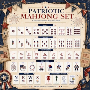 Puede incluir: Un juego de Mahjong patri&oacute;tico con fichas blancas y gr&aacute;ficos en rojo, blanco y azul. El set incluye puntos, bamb&uacute;es, caracteres, flores, vientos, dragones y fichas de comod&iacute;n. El texto incluye Patriotic Mahjong Set, Celebrate Freedom. Play with Pride y Land of the Free Because of the Brave.