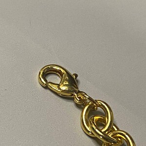 Collar con cadena de eslabones tipo curb con logo V dorado de Valentino imagen 9