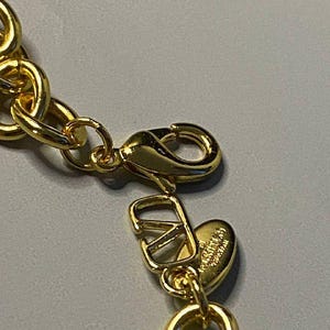 Collar con cadena de eslabones tipo curb con logo V dorado de Valentino imagen 10