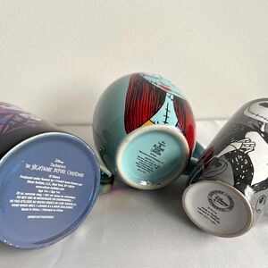 Pode incluir: Tr&ecirc;s canecas de cer&acirc;mica com personagens de The Nightmare Before Christmas. As bases das canecas exibem texto impresso, incluindo a marca Disney, instru&ccedil;&otilde;es de cuidado e uma capacidade de 591 ml na caneca de cor azul.