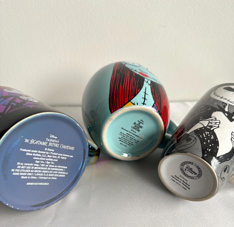 Pode incluir: Tr&ecirc;s canecas de cer&acirc;mica com personagens de The Nightmare Before Christmas. As bases das canecas exibem texto impresso, incluindo a marca Disney, instru&ccedil;&otilde;es de cuidado e uma capacidade de 591 ml na caneca de cor azul.