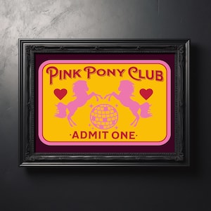 Könnte beinhalten: Gerahmtes Kunstwerk mit Retro-Design. Das Kunstwerk hat einen gelben Hintergrund mit rosa Text, der "Pink Pony Club" lautet. Zwei rosa Pony-Silhouetten flankieren eine Discokugel. Der Text "Admit One" steht unten. Zwei rote Herzen befinden sich auf beiden Seiten der Ponys.