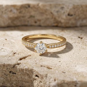 Förlovningsring i 14 karat guld med diamanter • Minimalistisk solitärring med accentmotiv • Elegant vigselring med fina smycken • Löftesring till henne • Brudgåva