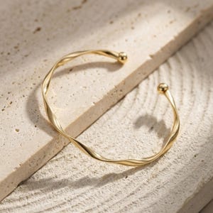 Pulsera tipo brazalete retorcido para mujer • Brazalete abierto minimalista • Pulseras apilables onduladas de moda • Elegante regalo de joyería fina moderna