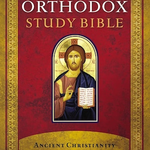 Può includere: La Orthodox Study Bible con una copertina rosso scuro e un bordo dorato. Il titolo è stampato in bianco e oro. Un'icona centrale ad arco raffigura una figura in vesti blu e rosse che tiene un libro. Il testo recita Ancient Christianity Speaks to Today's World.
