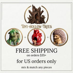 Puede incluir: Una colecci&oacute;n de tres peque&ntilde;as figuras etiquetadas como Tiny Hollow Trees. El conjunto incluye una criatura verde con cuernos, una escultura de coraz&oacute;n anat&oacute;mico rojo con una peque&ntilde;a figura dentro y una figura de erizo marr&oacute;n, todas mostradas en marcos circulares.