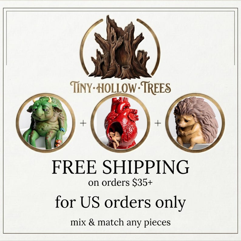 Puede incluir: Una colecci&oacute;n de tres peque&ntilde;as figuras etiquetadas como Tiny Hollow Trees. El conjunto incluye una criatura verde con cuernos, una escultura de coraz&oacute;n anat&oacute;mico rojo con una peque&ntilde;a figura dentro y una figura de erizo marr&oacute;n, todas mostradas en marcos circulares.